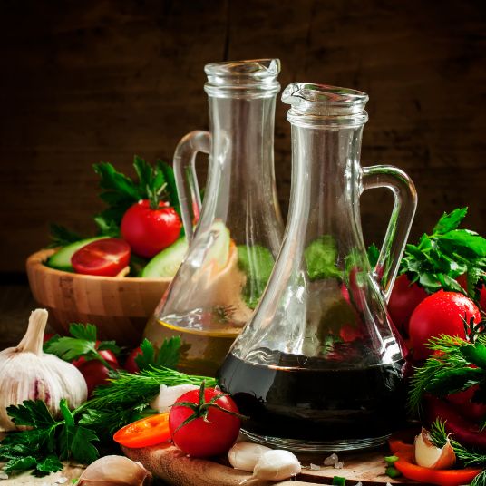 Do czego i jak używać octu balsamicznego? Poradnik dla miłośników wykwintnej kuchni